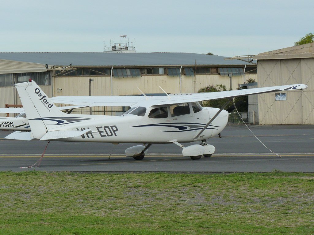 VH-EOP Cessna 172S YMMB 20160331