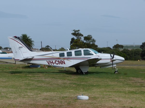 VH-CNN Beechcraft Baron YMMB 20190405.JPG