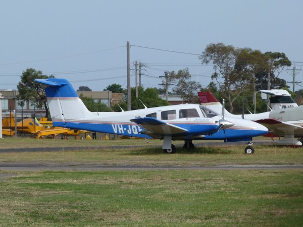 Piper Seneca VH-JQF YMMB 20190405.JPG