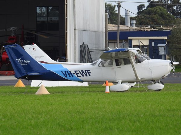 VH-EWF Cessna 172S YMMB 20160331