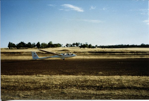 Hans and Karin Werner Grosse arriving at Narrogin, WA, from Mt. Newman, WA, on February 1990, after a world record flight.