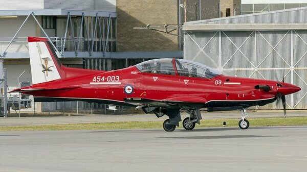 Pilatus_PC-21_at_Wagga_Wagga_Airport.jpg_thumb.b56fb5824c4c1e01e3d734137b05c95e.jpg