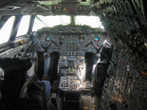 concorde cockpit.jpg