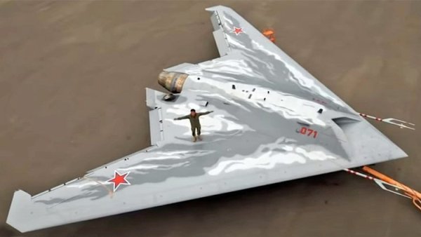 S-70-1-Okhotnik 01.jpg