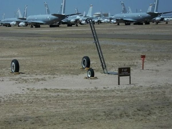 F117Stealthinboneyard.thumb.jpg.ce7b1ad1580f07ca45c16787ab0ccfec.jpg